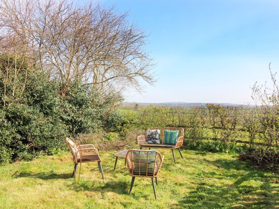 A garden with seating and table at Cheshire Views in Malpas