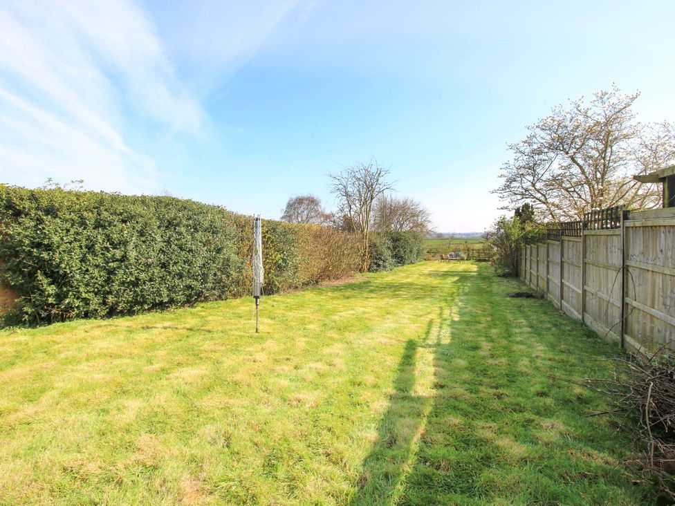 A garden with grass and a fence at Cheshire Views in Malpas
