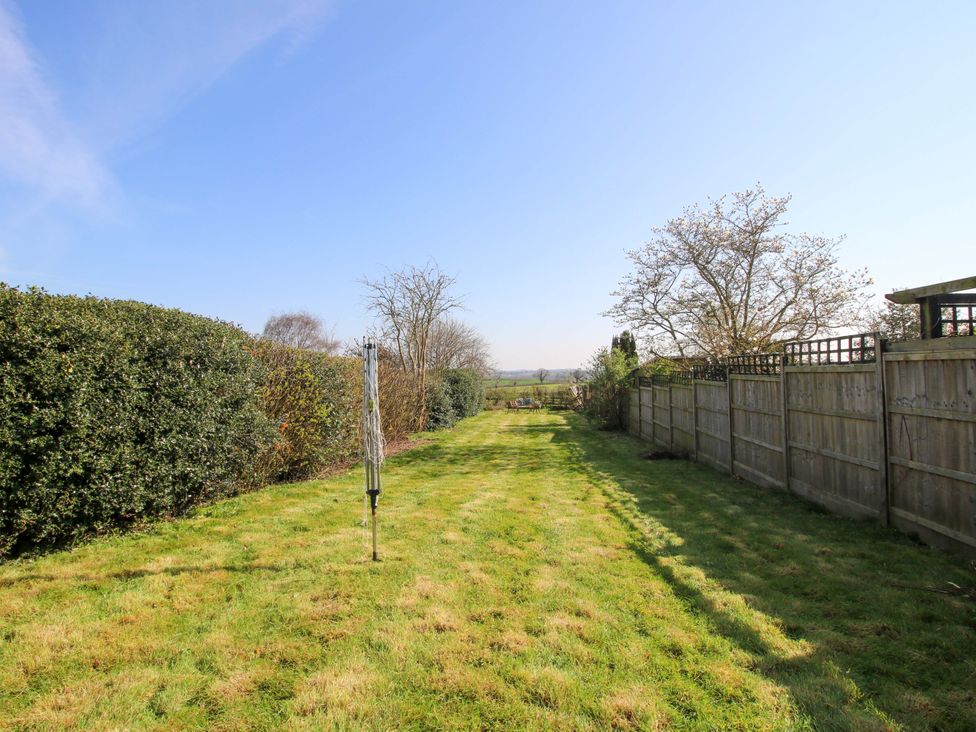 A garden with a clothesline and hedges at Cheshire Views in Malpas
