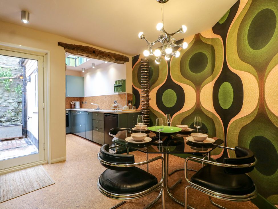 A dining area with a table and chairs at 3 Cinque Ports Street, Rye