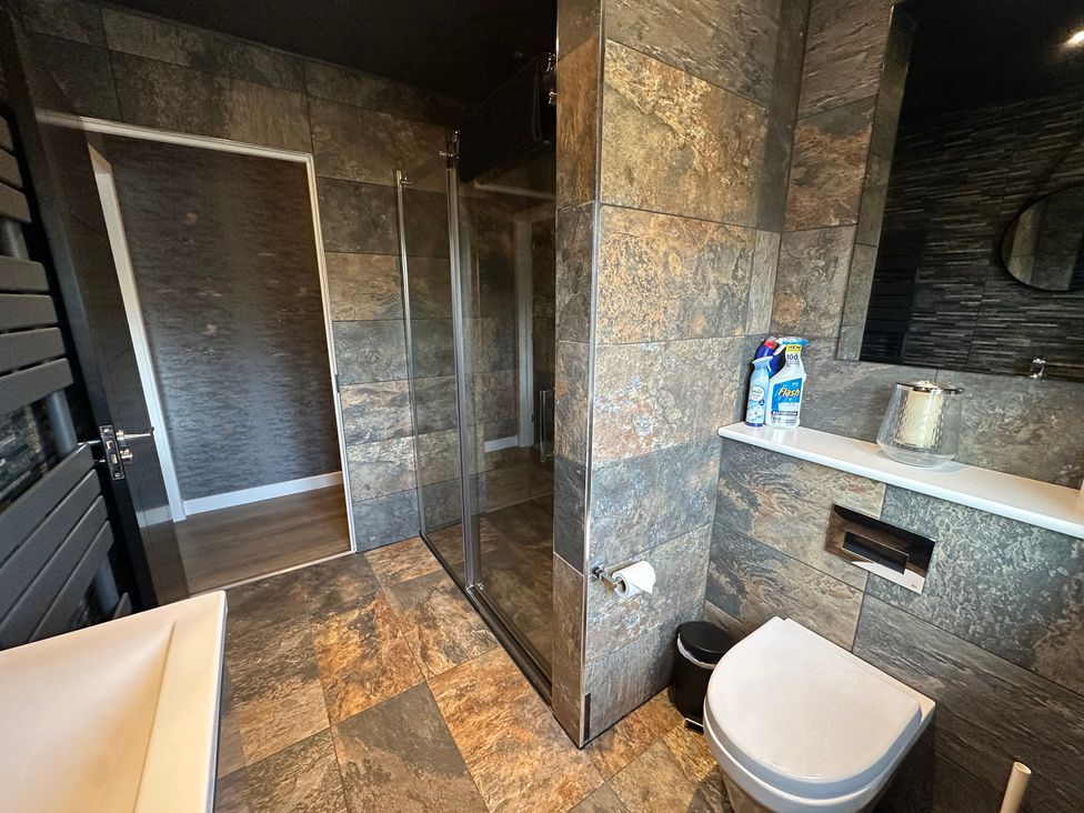 A bathroom with a shower, toilet, and sink at The Tay in Melrose