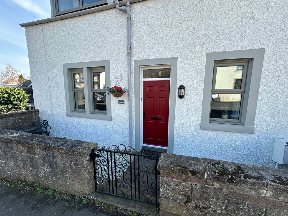 An entrance with a red door and windows at Pergola in Melrose