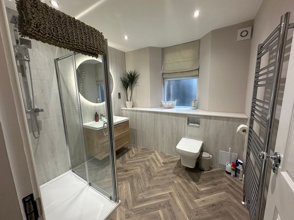 A bathroom with shower, toilet, and vanity at Horsemarket in Kelso