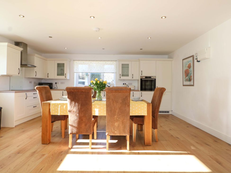 A kitchen with a table and chairs at Snowdrop Cottage in Maidstone