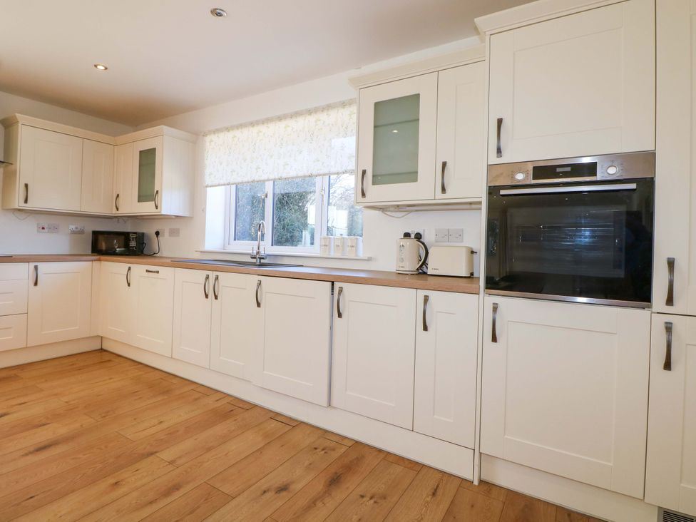A kitchen with cabinets and appliances at Snowdrop Cottage Maidstone