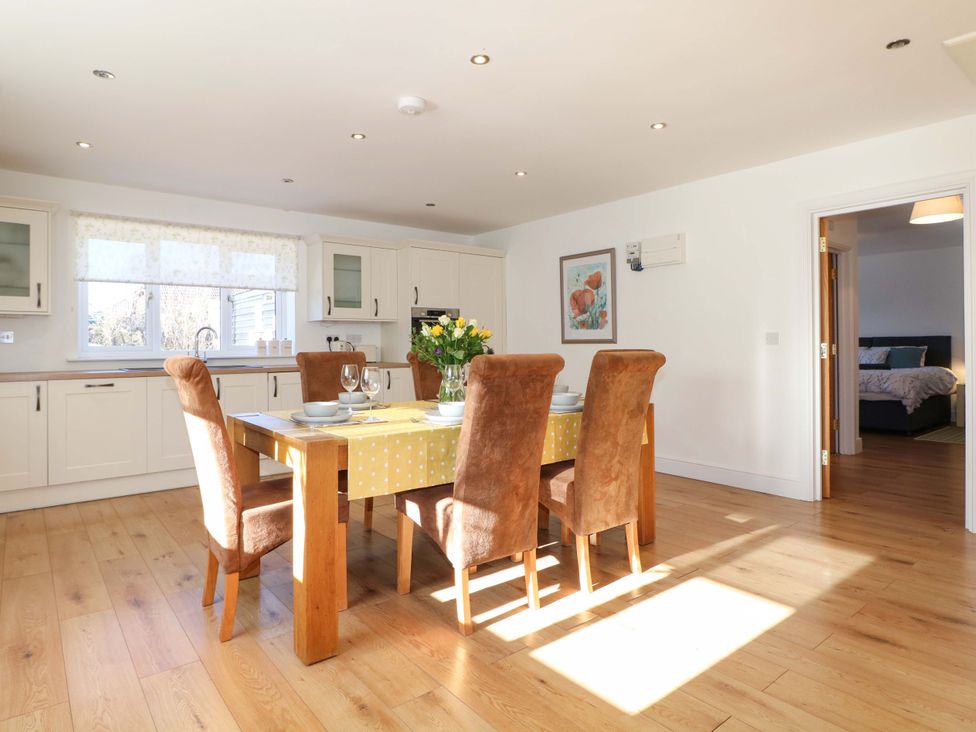 A dining room with a table and chairs at Snowdrop Cottage Maidstone