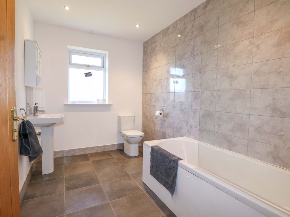 A bathroom with a sink, toilet, and bathtub at Snowdrop Cottage in Maidstone