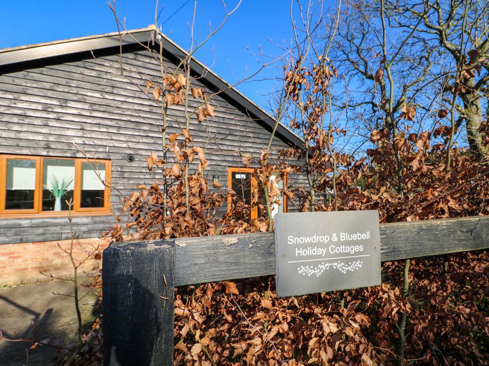 A cottage with a sign at Snowdrop Cottage Maidstone