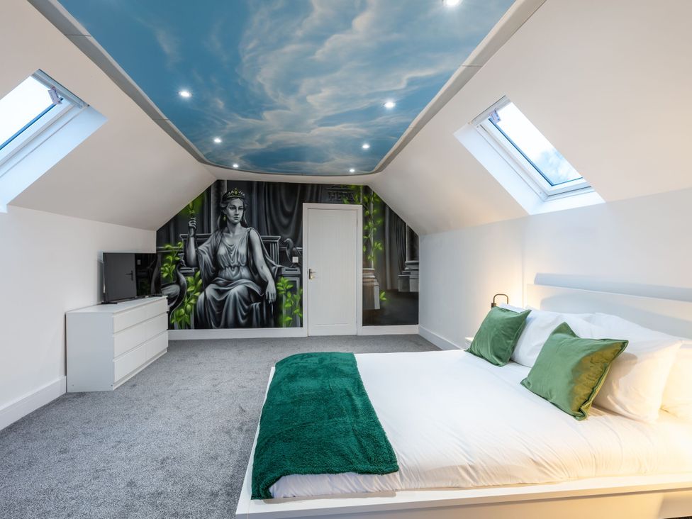 A bedroom with a television and dresser at Manor Farm in Glastonbury
