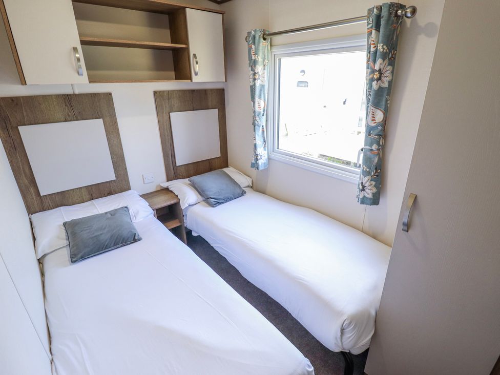 A bedroom with twin beds at 39 Larch View with hot tub in Tattershall