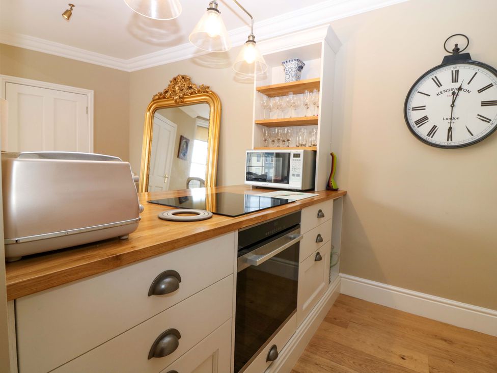 A kitchen with appliances and a mirror at Woodmarket Apartments in Kelso