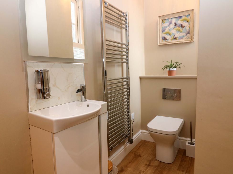 A bathroom with sink and toilet at Woodmarket Apartments Kelso