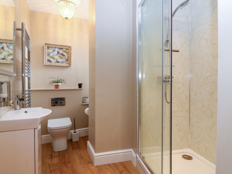 A bathroom with a shower, toilet, and sink at Woodmarket Apartments Kelso