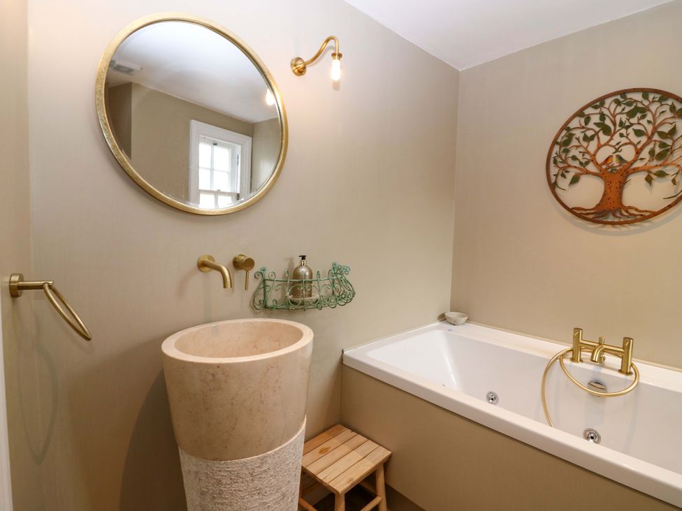 A bathroom with a bathtub and sink at Woodmarket Apartments in Kelso