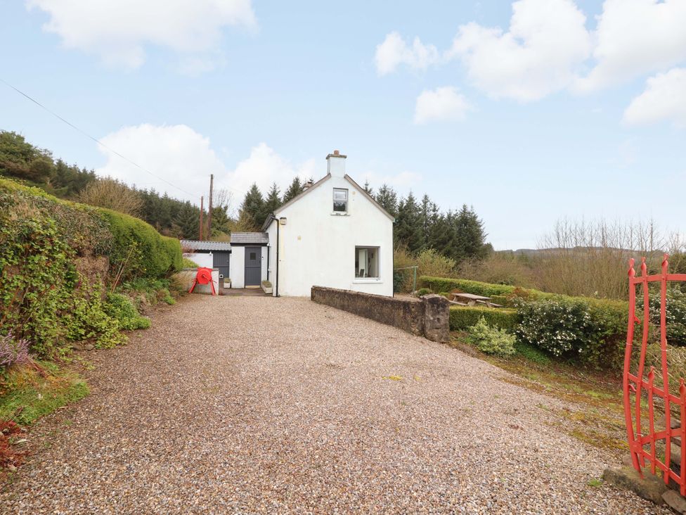 A house with a driveway and garden at Turraheen in Cashel