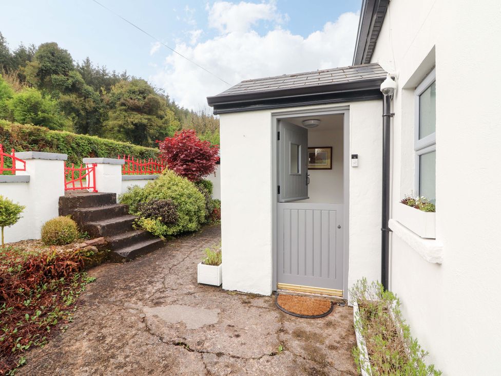 An entrance area with steps leading to a door at Artist’s Cottage in Cashel, County Tipperary