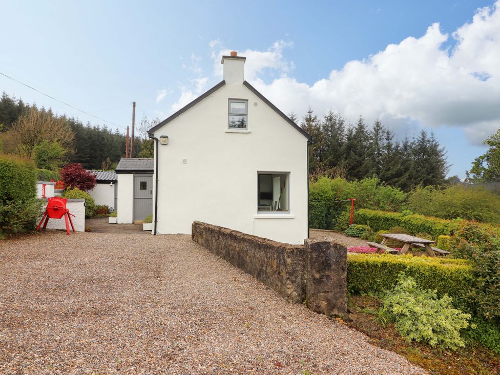 A cottage with a gravel pathway and garden at Artist’s Cottage in Cashel, County Tipperary