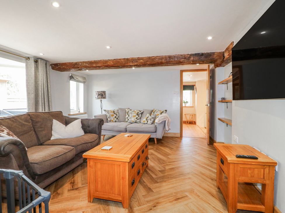 A living room with a sofa and coffee table at Brecks Cottage in Moorhouse near Tuxford