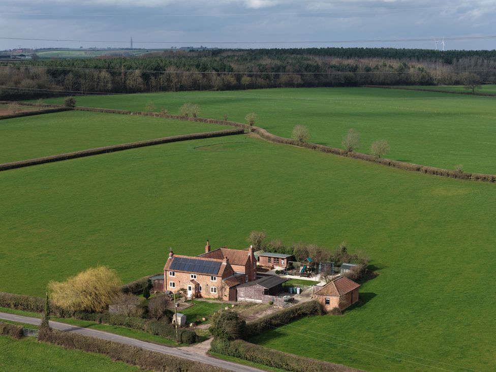 A house with solar panels and garden at Brecks Cottage Moorhouse near Tuxford