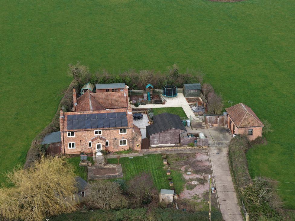 An outdoor area with a house and garden at Brecks Cottage Moorhouse near Tuxford