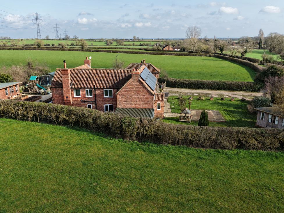 A house with garden and solar panels at Brecks Cottage in Moorhouse near Tuxford