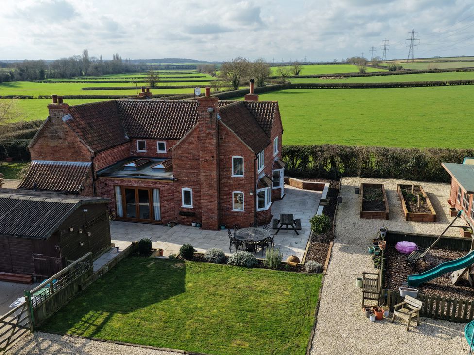 An outdoor area with a house garden and patio at Brecks Cottage Moorhouse near Tuxford