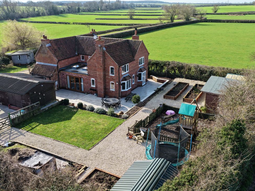 A house with garden and playground at Brecks Cottage in Moorhouse near Tuxford