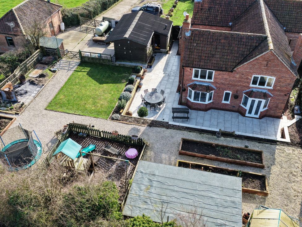 An outdoor area with a garden and patio at Brecks Cottage in Moorhouse near Tuxford