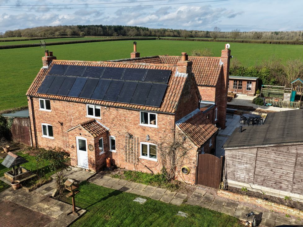 An outdoor view of a house with solar panels at Brecks Cottage in Moorhouse near Tuxford