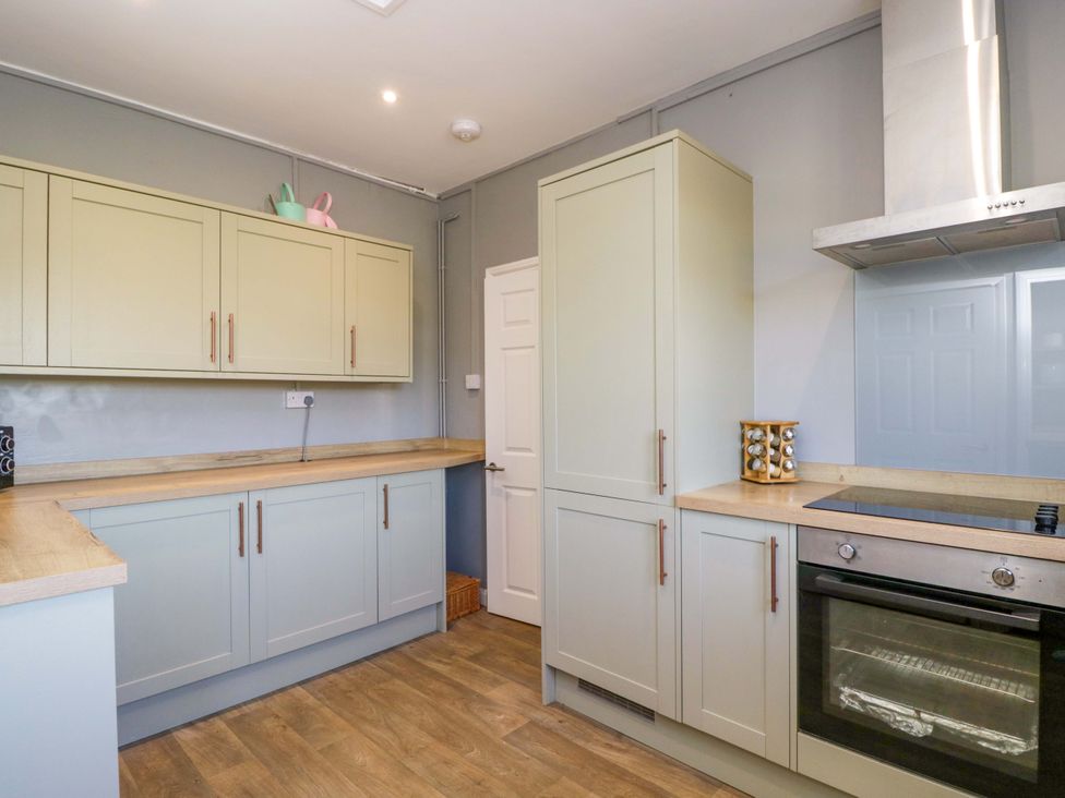 A kitchen with cabinets and appliances at 3 Woods Farm House in Chippenham