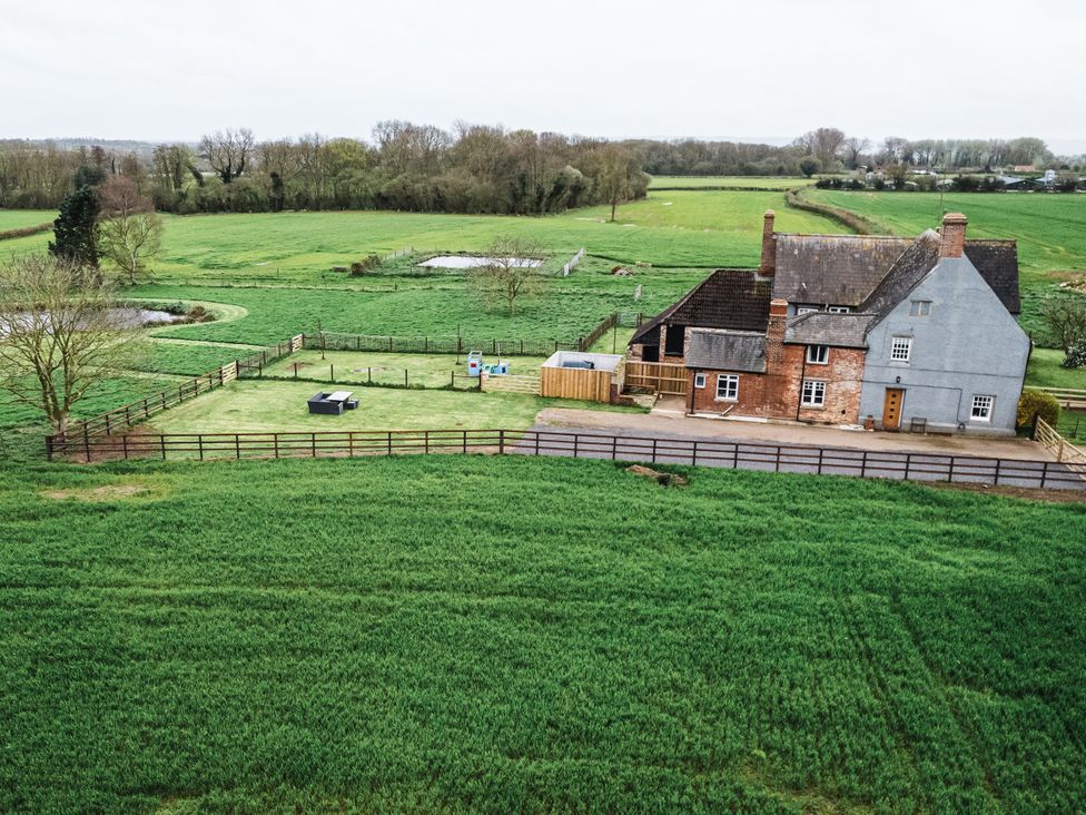 An outdoor area with a house and farm field at 3 Woods Farm House Bromham near Devizes