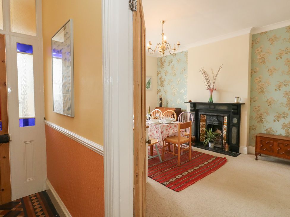 A dining room with a table and chairs at Millmead House in Portesham