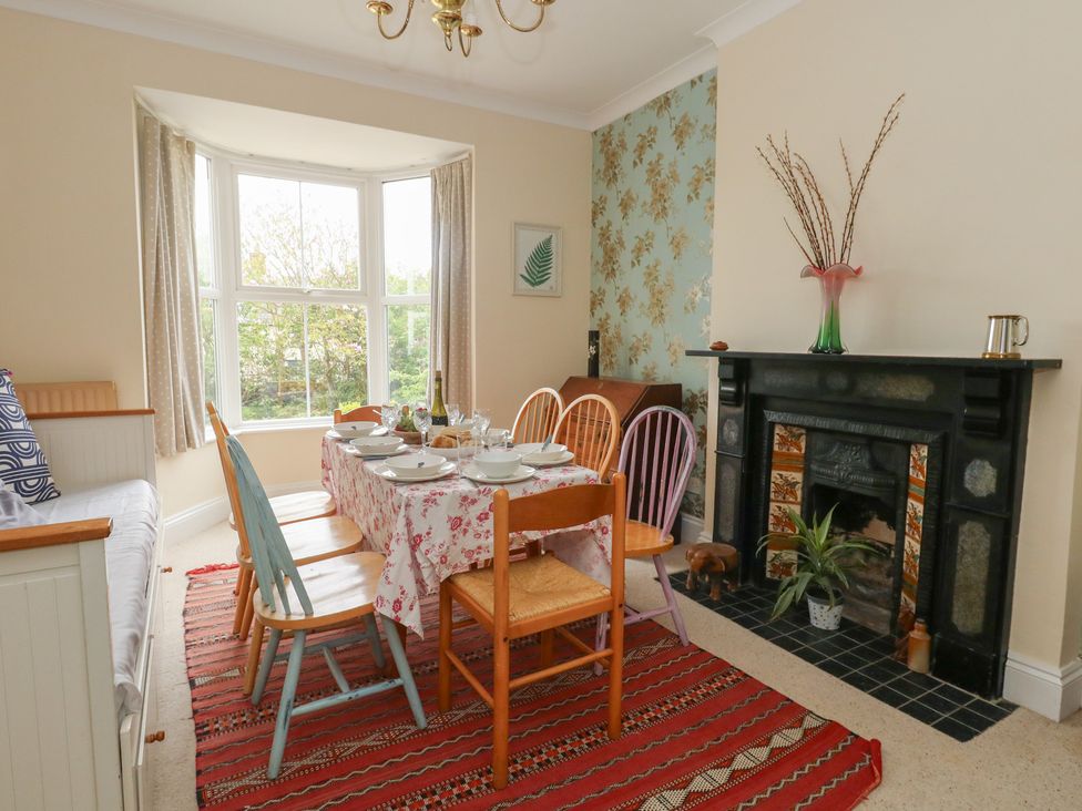 A dining room with a table and chairs at Millmead House in Portesham