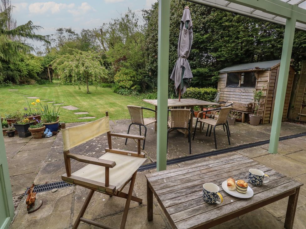 A garden with a seating area and shed at Millmead House Portesham