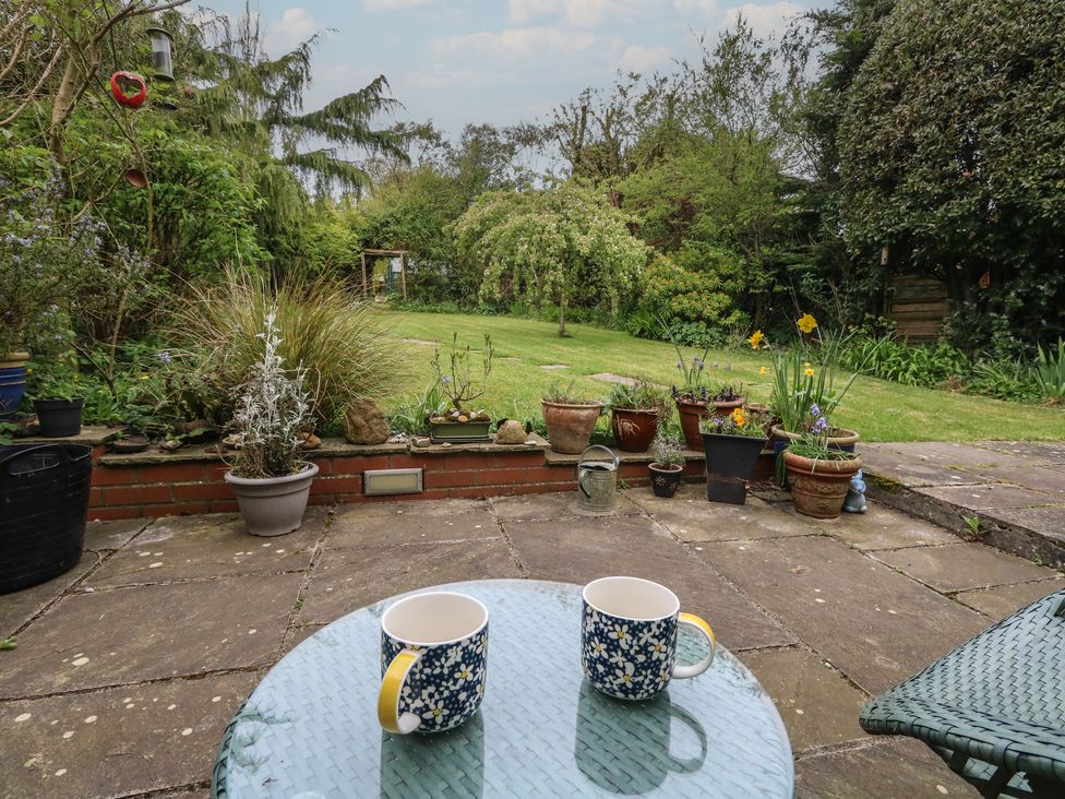 A garden with cups on a table at Millmead House Portesham