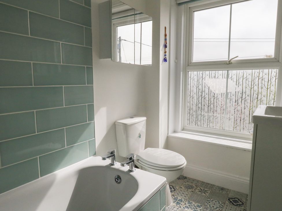 A bathroom featuring a bathtub, toilet, and sink at Millmead House in Portesham
