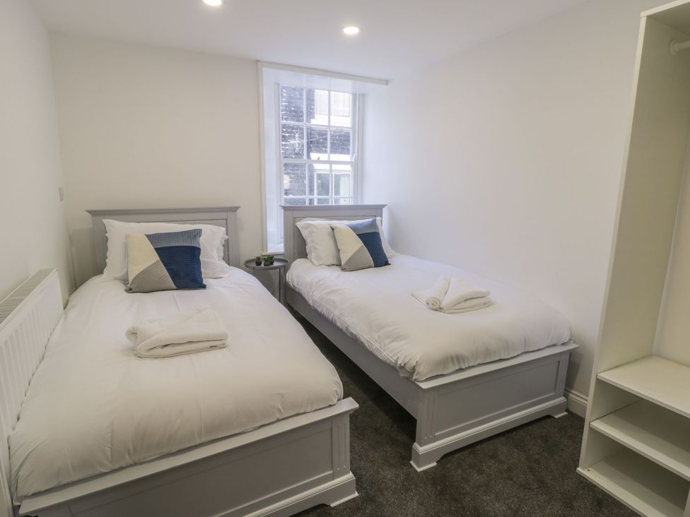 A bedroom with two single beds at 47 Baxtergate in Whitby