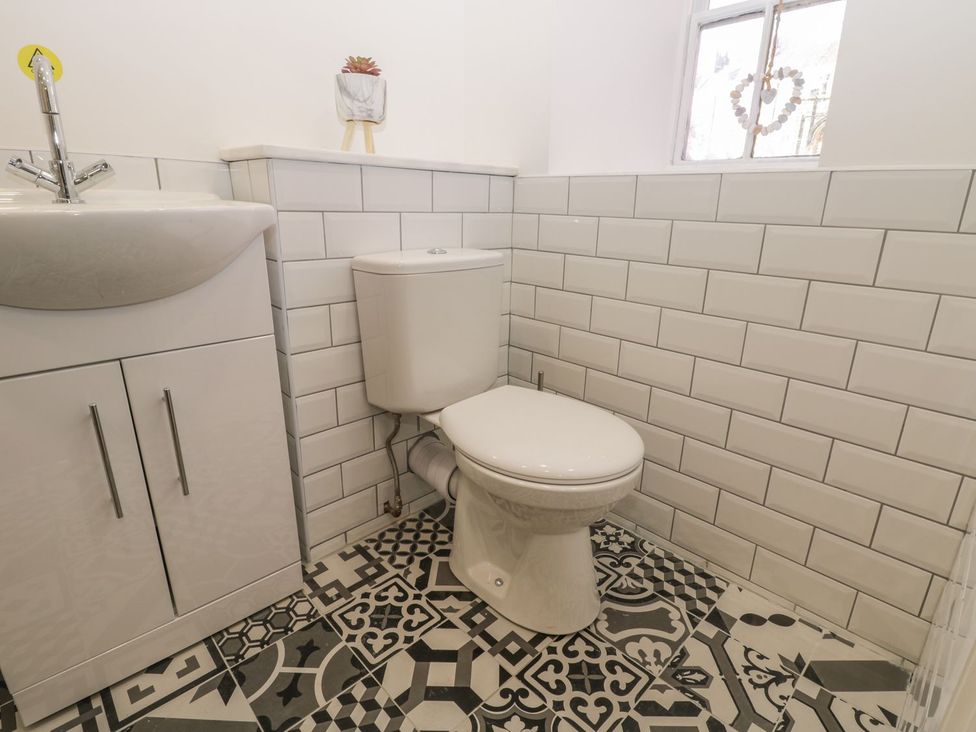 A bathroom with a sink and toilet at 47 Baxtergate in Whitby