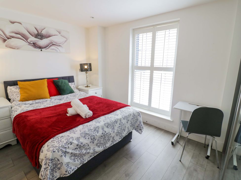 A bedroom with bed and chair at Apartment 15 in Birmingham