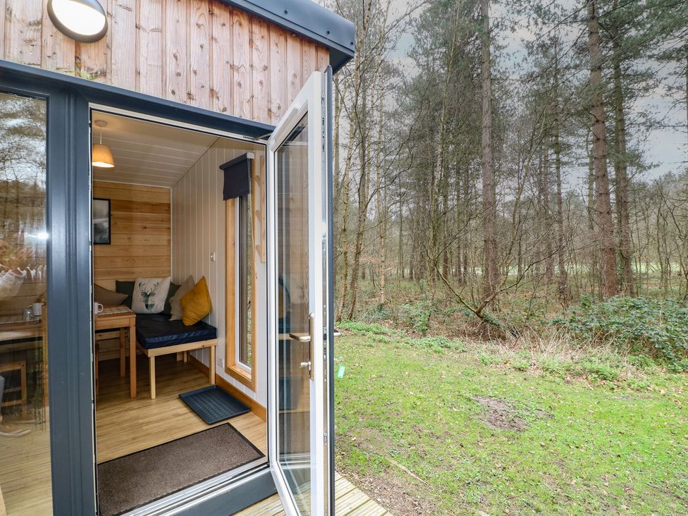 An entry area with a table and chairs at Sherwood - Family Pod 1 Mansfield