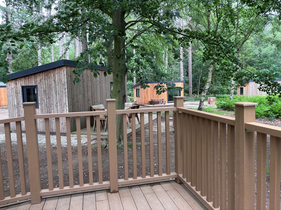 An outdoor area with cabins and a picnic table at Sherwood Pines - Deluxe Pod 1 near Edwinstowe