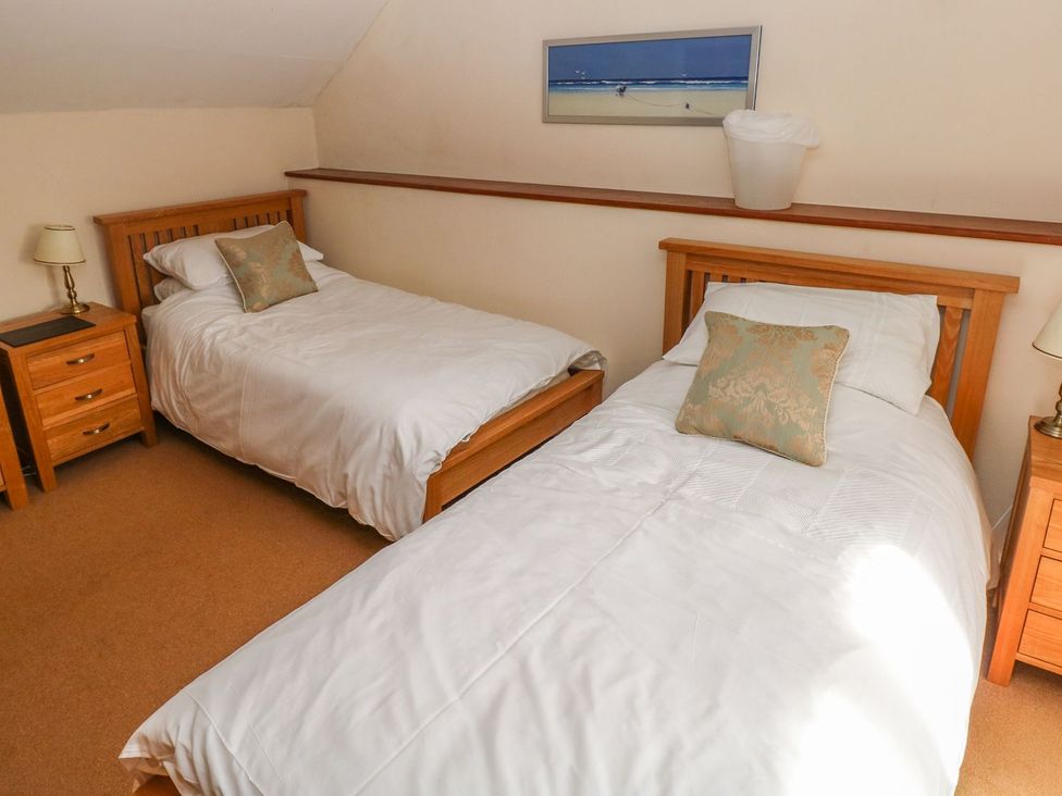 A bedroom with twin beds and a nightstand at Maerdy Lodge