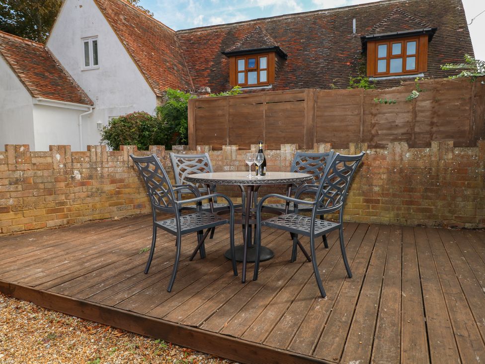 A garden with a table and chairs at The Old School House in Selsey