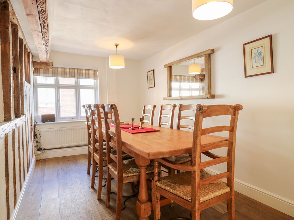 A dining room with a table and chairs at Beresford House in Woodbridge