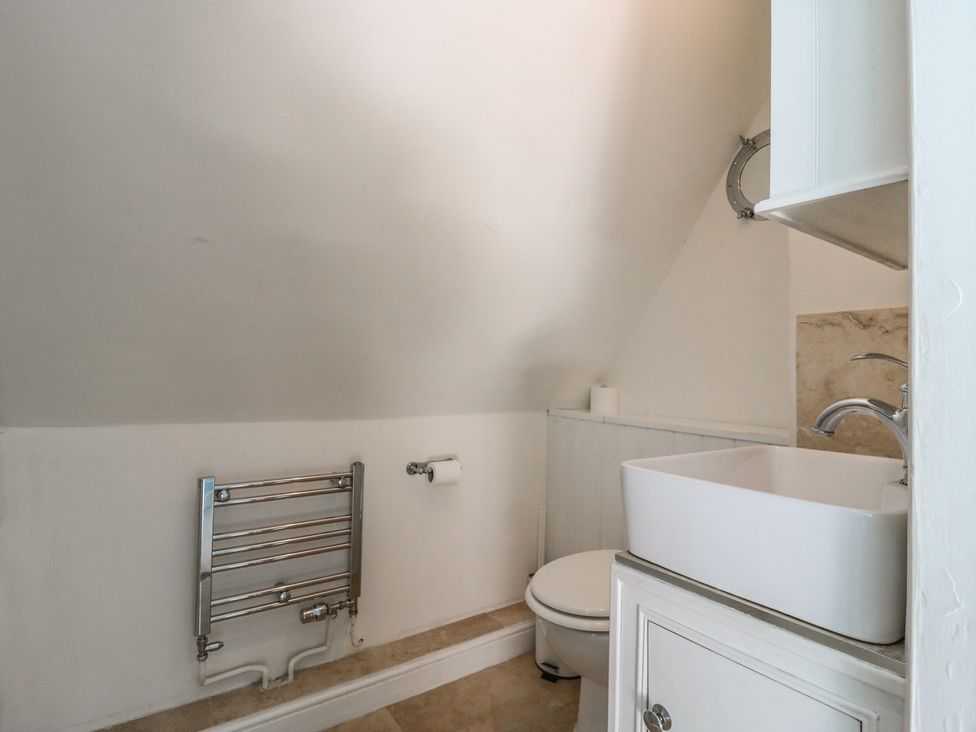 A bathroom with a wash basin and toilet at Beresford House Woodbridge