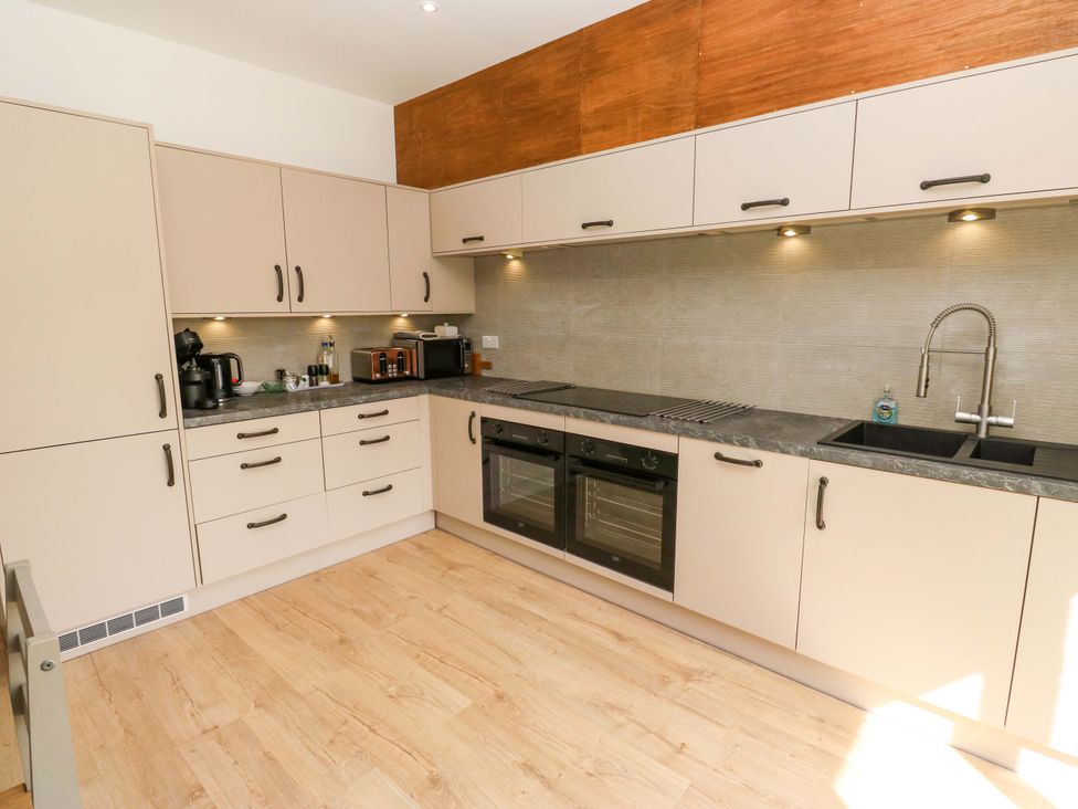 A kitchen with cabinets, sink, and appliances at Stewards House in Tadcaster