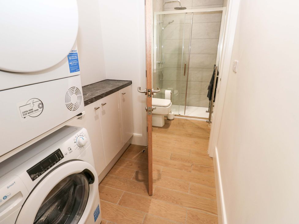 A laundry room with a washing machine and dryer at Stewards House in Tadcaster