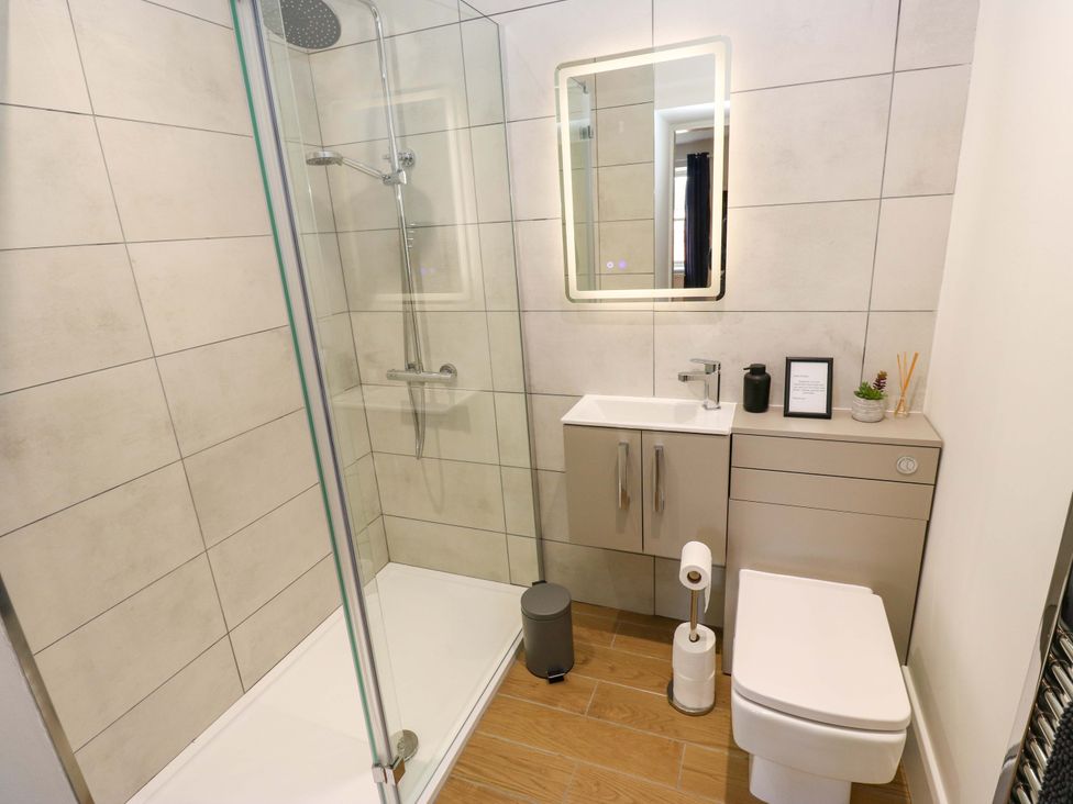 A bathroom featuring a shower, sink, and toilet at Stewards House Tadcaster