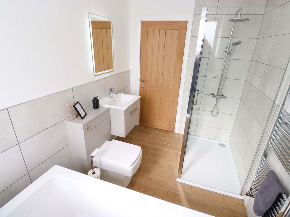 A bathroom featuring a bathtub, shower, sink, and toilet at Stewards House in Tadcaster
