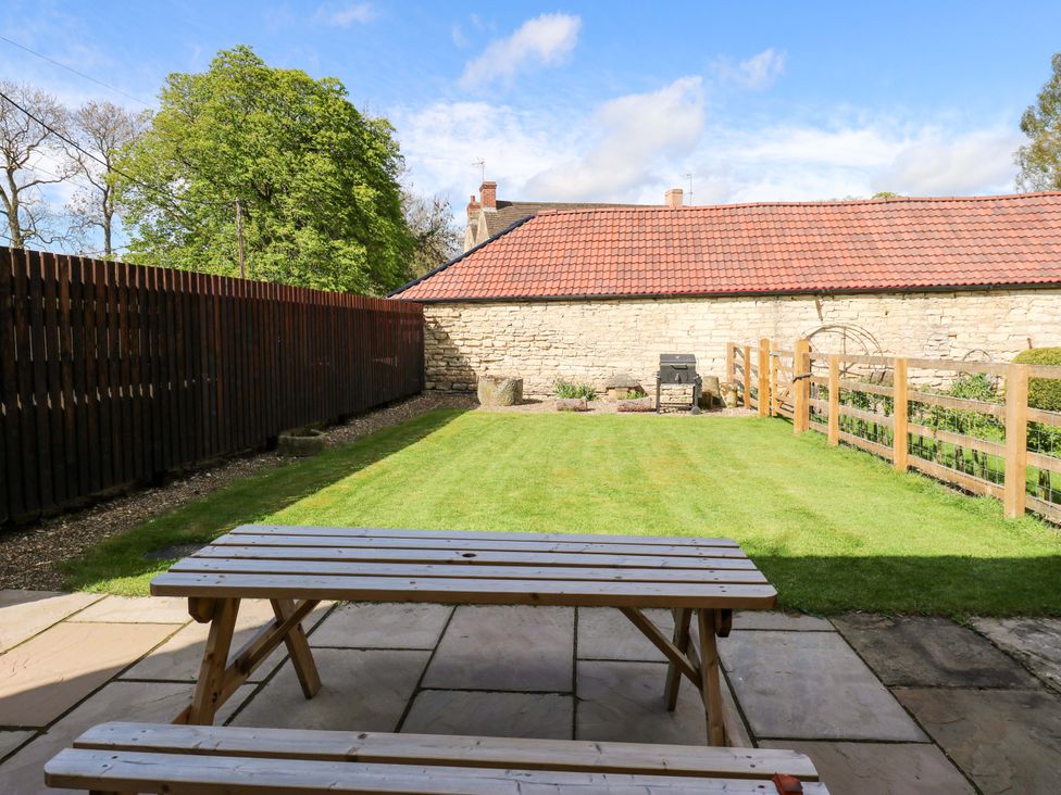 A garden with a table and chairs at Stewards House in Tadcaster